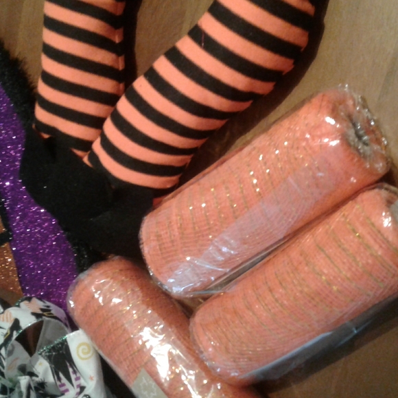 Halloween Hand Crafted Witch Wreath Door DIY Kit Legs NO ORANGE MESH FINAL - Picture 3 of 5